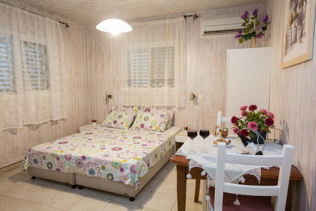 Leyad Hashmura Lodging Jesud ha-Ma'ala Exteriér fotografie